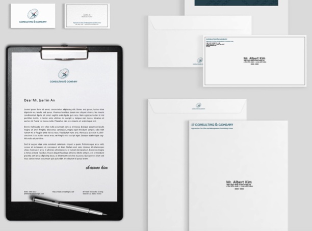 Consulting & Company 스테이셔너리 클로즈업 — 레터헤드와 봉투에 적용된 나침반 심볼과 타이포그래피