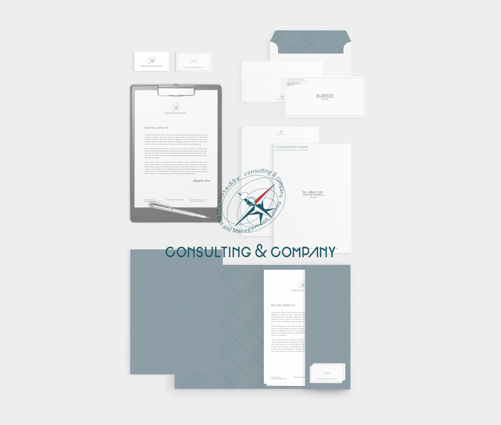 Consulting & Company 스테이셔너리 시스템 — 나침반 심볼이 적용된 명함, 봉투, 레터헤드, 폴더 일습