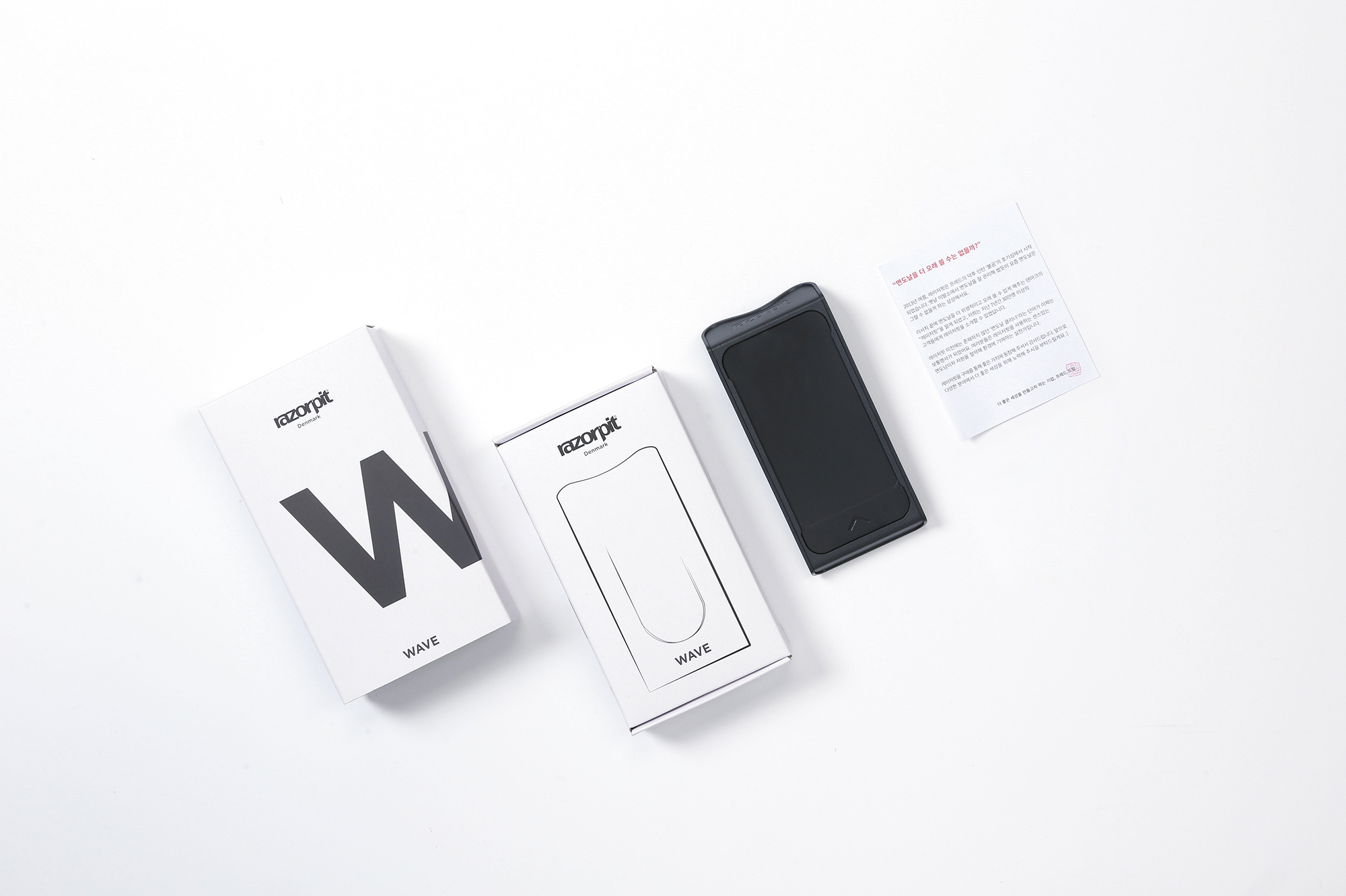 레이저핏 WAVE 패키지 — 화이트 바탕에 razorpit Denmark 로고와 W 타이포만 남긴 미니멀 박스와 제품, 안내 카드